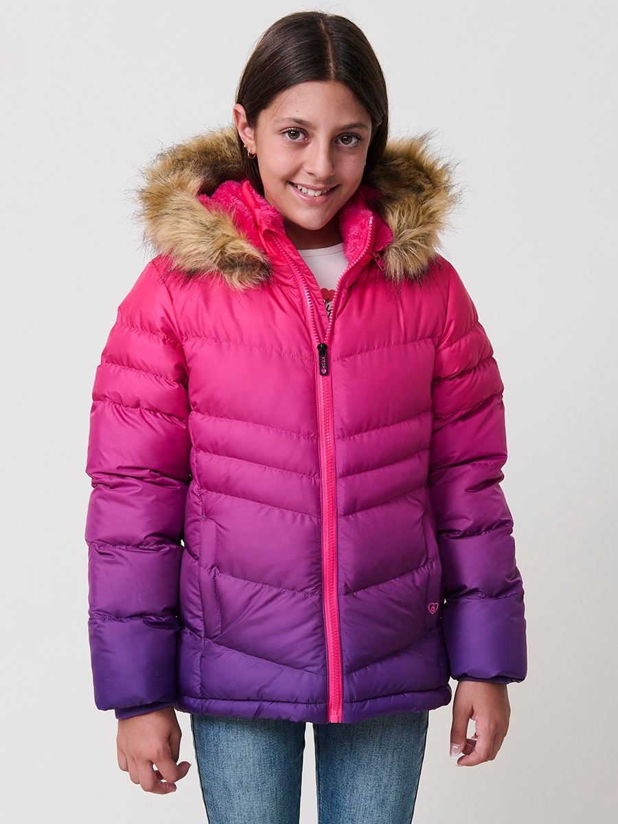 Chaqueta acolchada de niña en color fucsia con bajo degradado lila, cuello alto con forro efecto pelo y capucha desmontable con pelo sintético.
