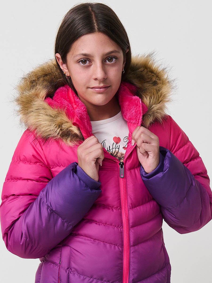 Chaqueta acolchada de niña en color fucsia con bajo degradado lila, cuello alto con forro efecto pelo y capucha desmontable con pelo sintético.