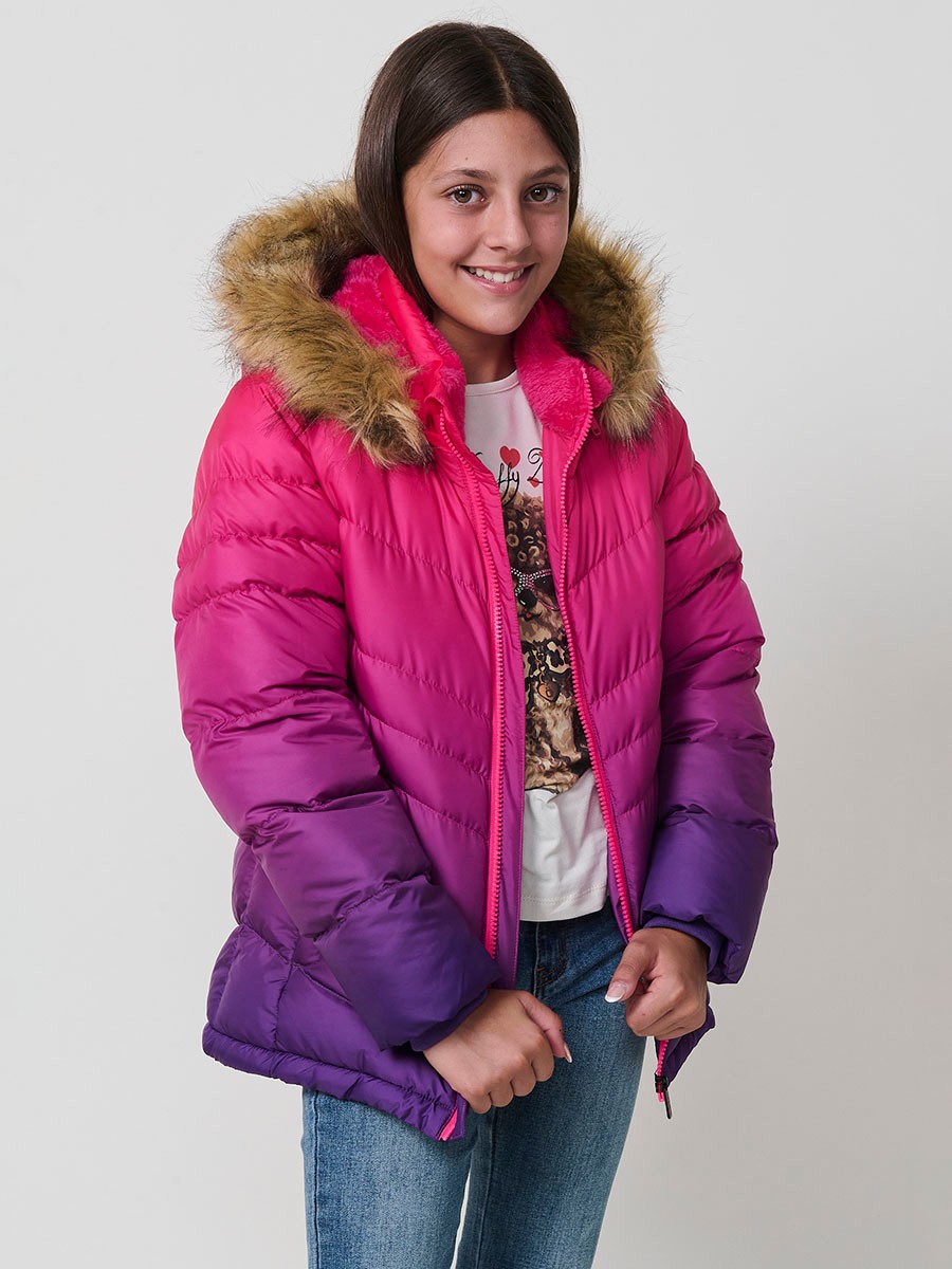 Chaqueta acolchada de niña en color fucsia con bajo degradado lila, cuello alto con forro efecto pelo y capucha desmontable con pelo sintético.