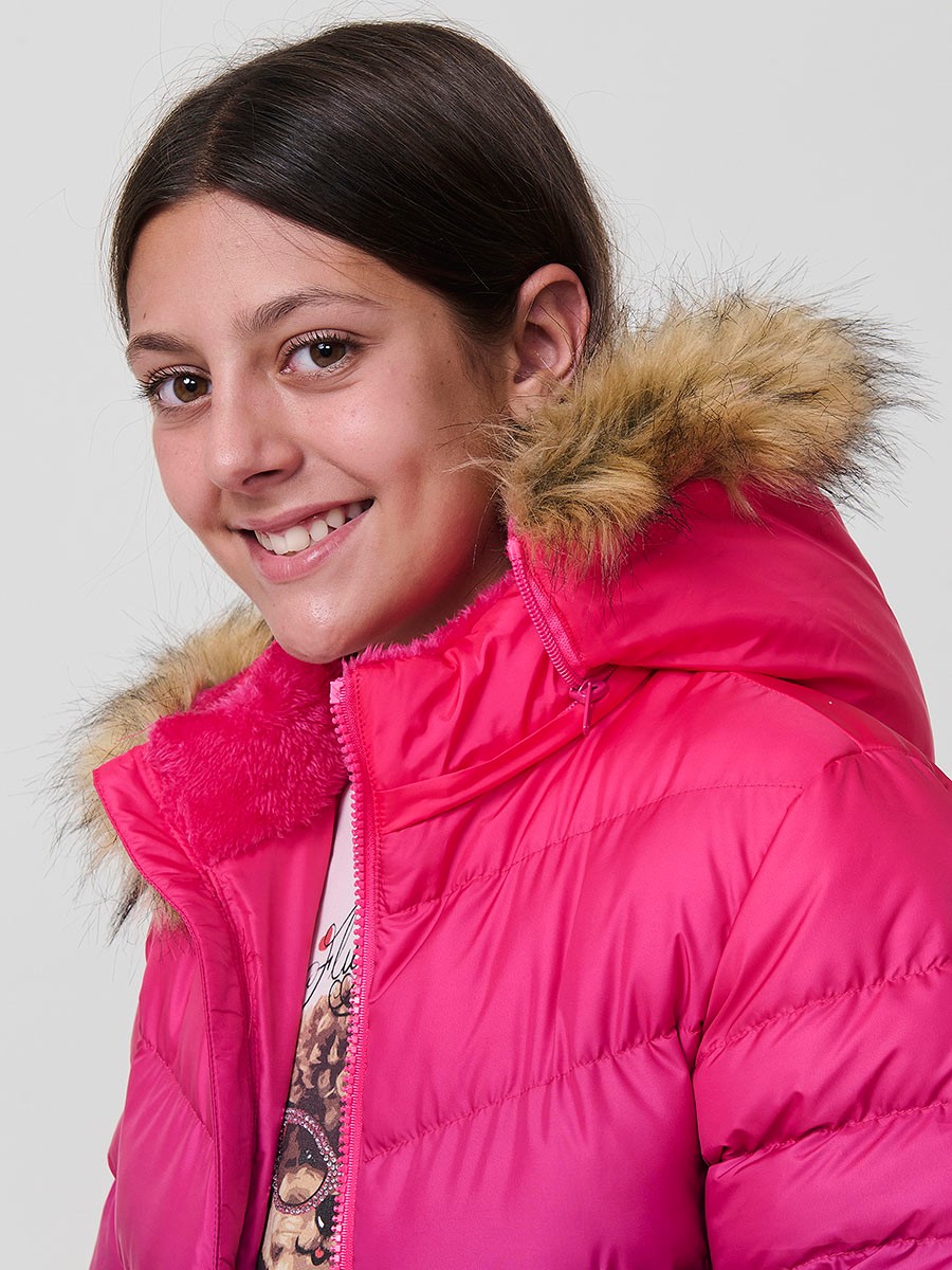 Chaqueta acolchada de niña en color fucsia con bajo degradado lila, cuello alto con forro efecto pelo y capucha desmontable con pelo sintético.