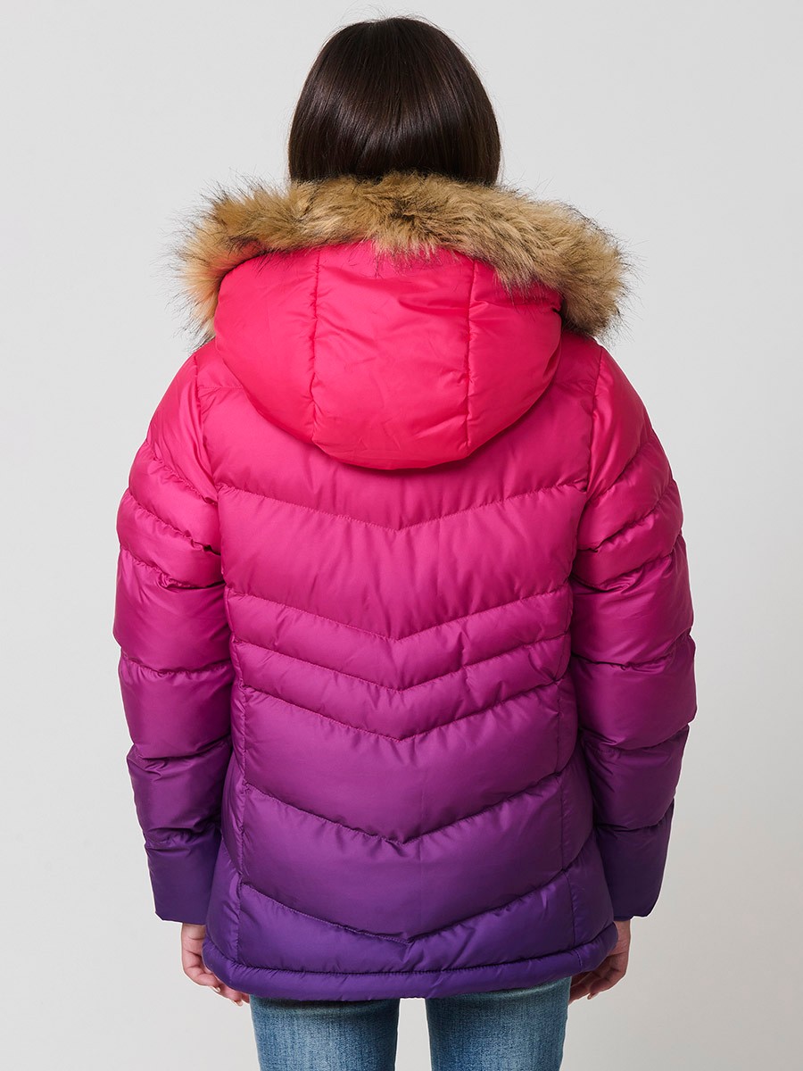 Chaqueta acolchada de niña en color fucsia con bajo degradado lila, cuello alto con forro efecto pelo y capucha desmontable con pelo sintético.