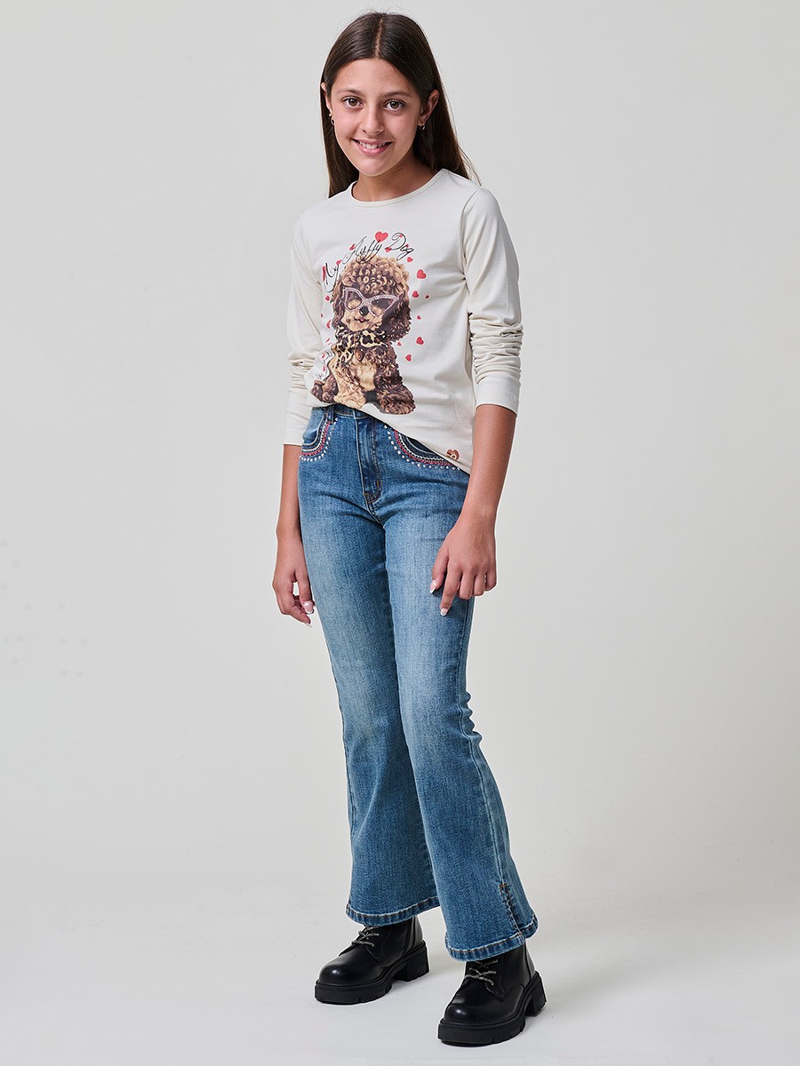 Camiseta de niña en color piedra claro de manga larga, algodón elástico con estampado de perrita y pañuelo animal print.