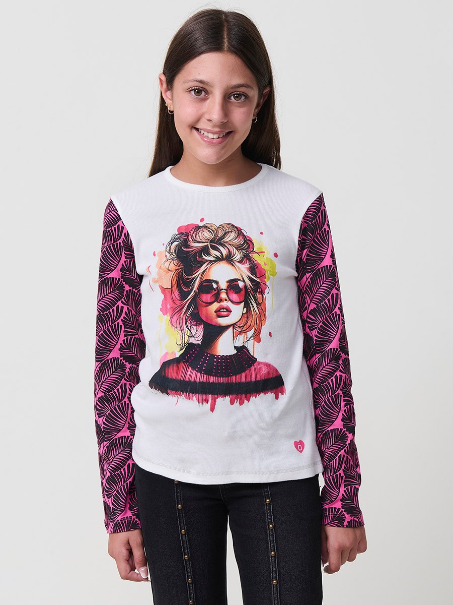 Camiseta de niña en algodón elástico con cuerpo de canalé blanco, estampado de chica con gafas de sol y mangas estampadas en fucsia y negro.