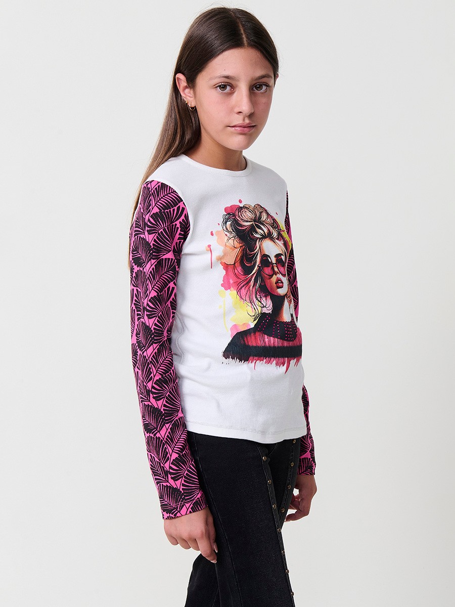 Camiseta de niña en algodón elástico con cuerpo de canalé blanco, estampado de chica con gafas de sol y mangas estampadas en fucsia y negro.