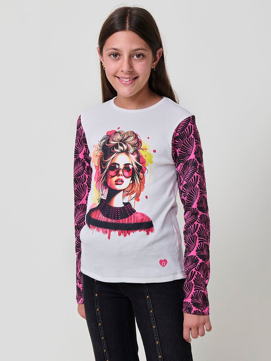 Camiseta de niña en algodón elástico con cuerpo de canalé blanco, estampado de chica con gafas de sol y mangas estampadas en fucsia y negro.