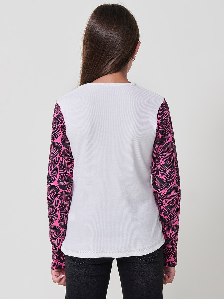 Camiseta de niña en algodón elástico con cuerpo de canalé blanco, estampado de chica con gafas de sol y mangas estampadas en fucsia y negro.