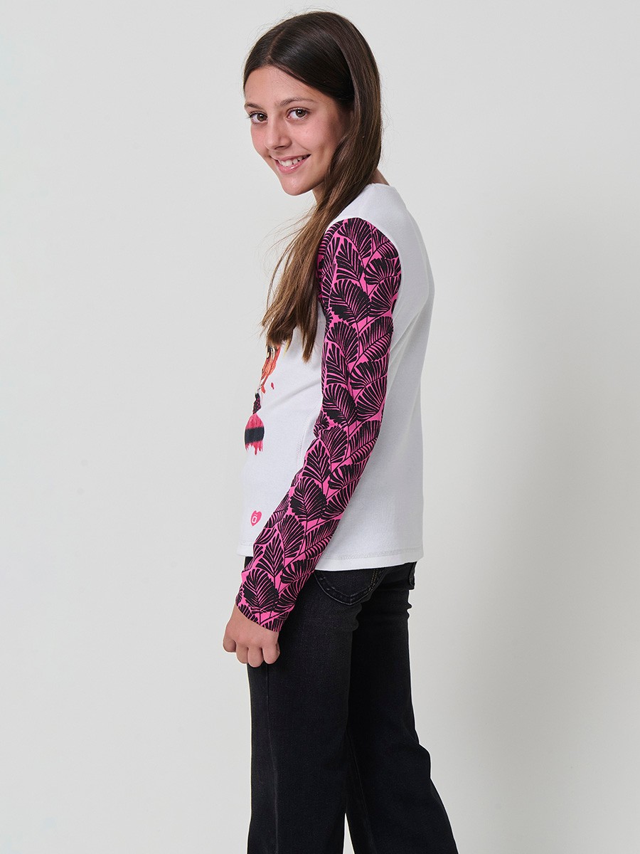 Camiseta de niña en algodón elástico con cuerpo de canalé blanco, estampado de chica con gafas de sol y mangas estampadas en fucsia y negro.