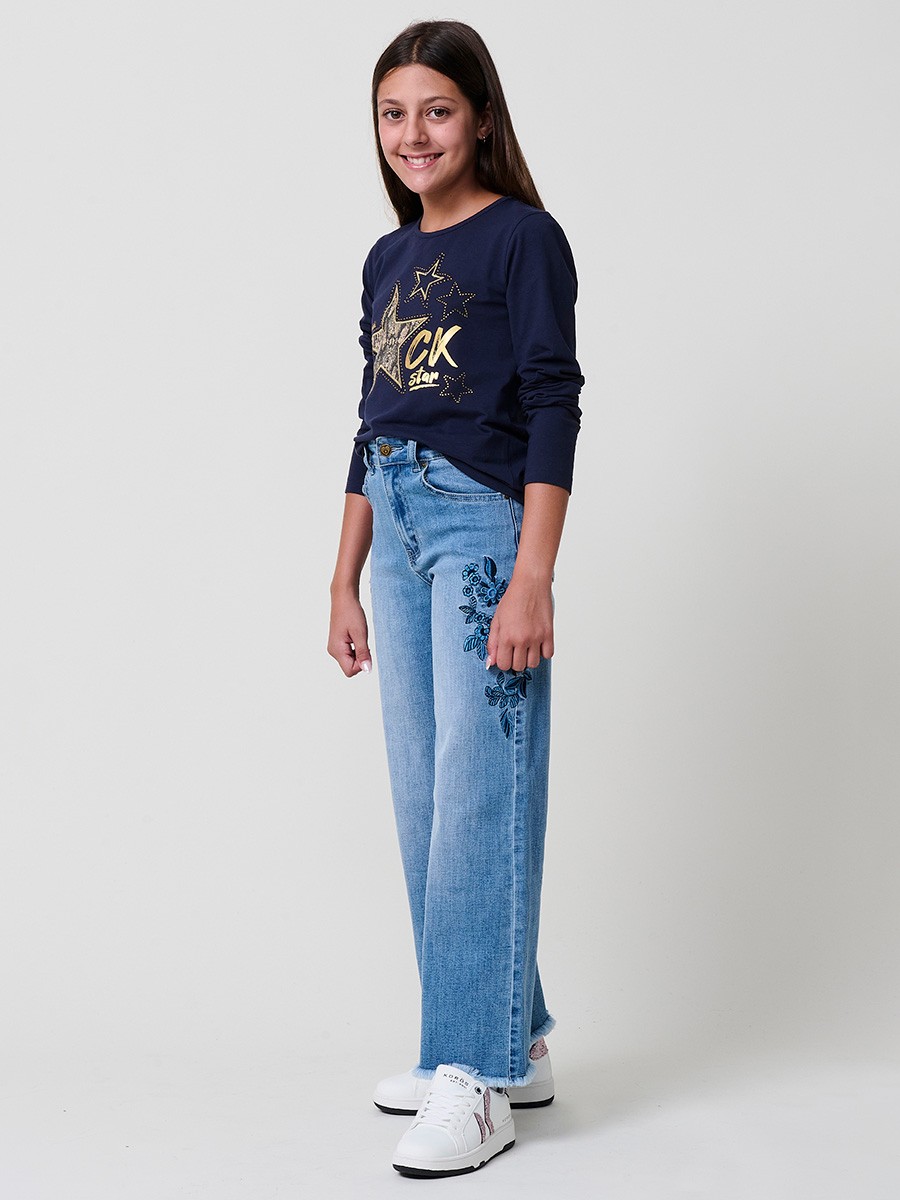 Camiseta de niña en color navy de algodón elástico, con manga larga, cuello redondo, bordado, estampado y detalles brillantes.