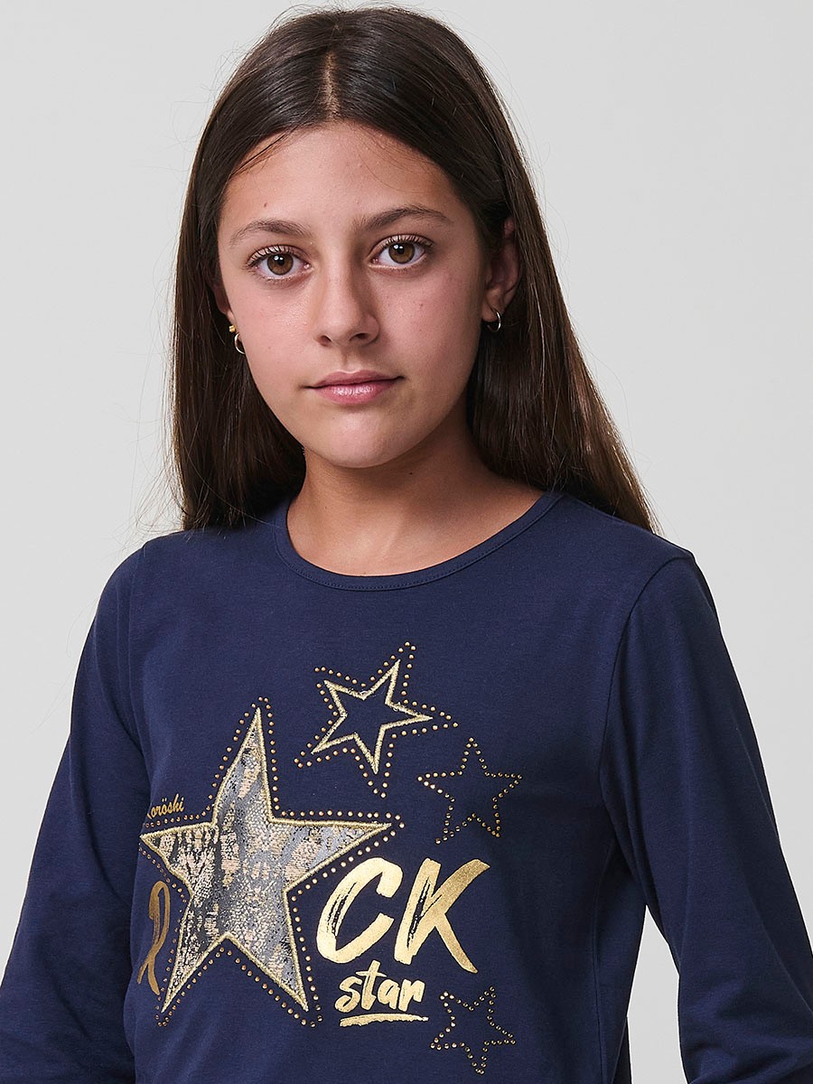Camiseta de niña en color navy de algodón elástico, con manga larga, cuello redondo, bordado, estampado y detalles brillantes.