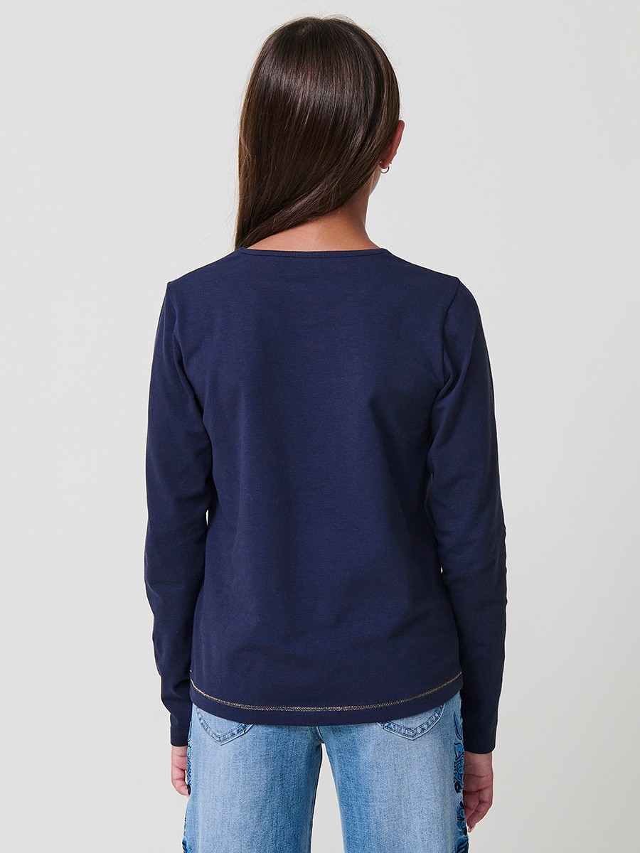Camiseta de niña en color navy de algodón elástico, con manga larga, cuello redondo, bordado, estampado y detalles brillantes.