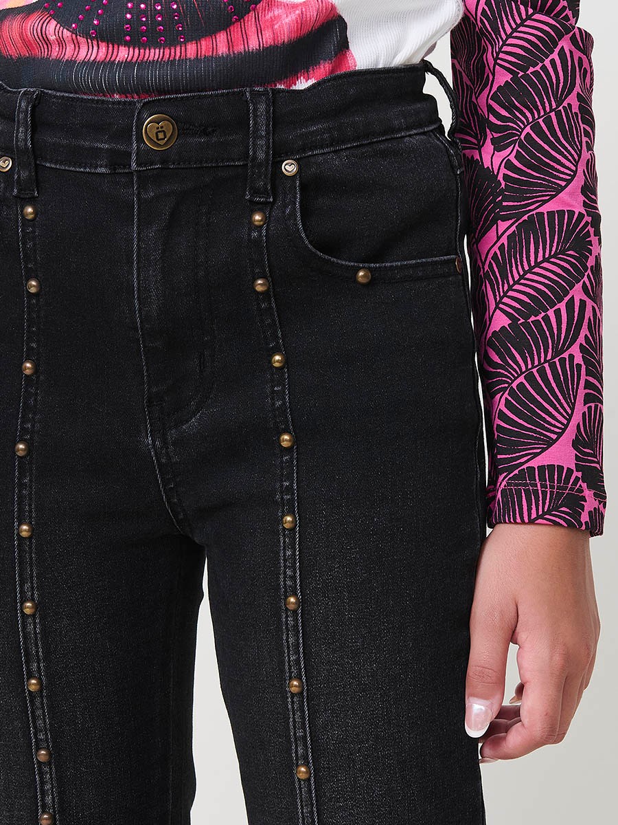 Pantalón de niña en denim elástico color black, pierna recta, cinco bolsillos y cinturilla regulable.