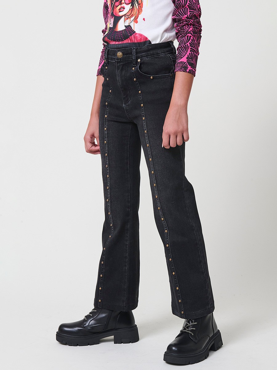 Pantalón de niña en denim elástico color black, pierna recta, cinco bolsillos y cinturilla regulable.
