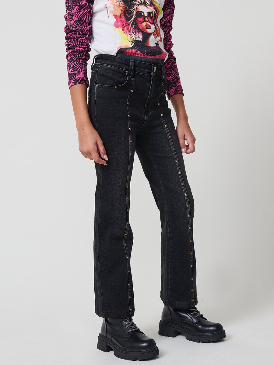 Pantalón de niña en denim elástico color black, pierna recta, cinco bolsillos y cinturilla regulable.