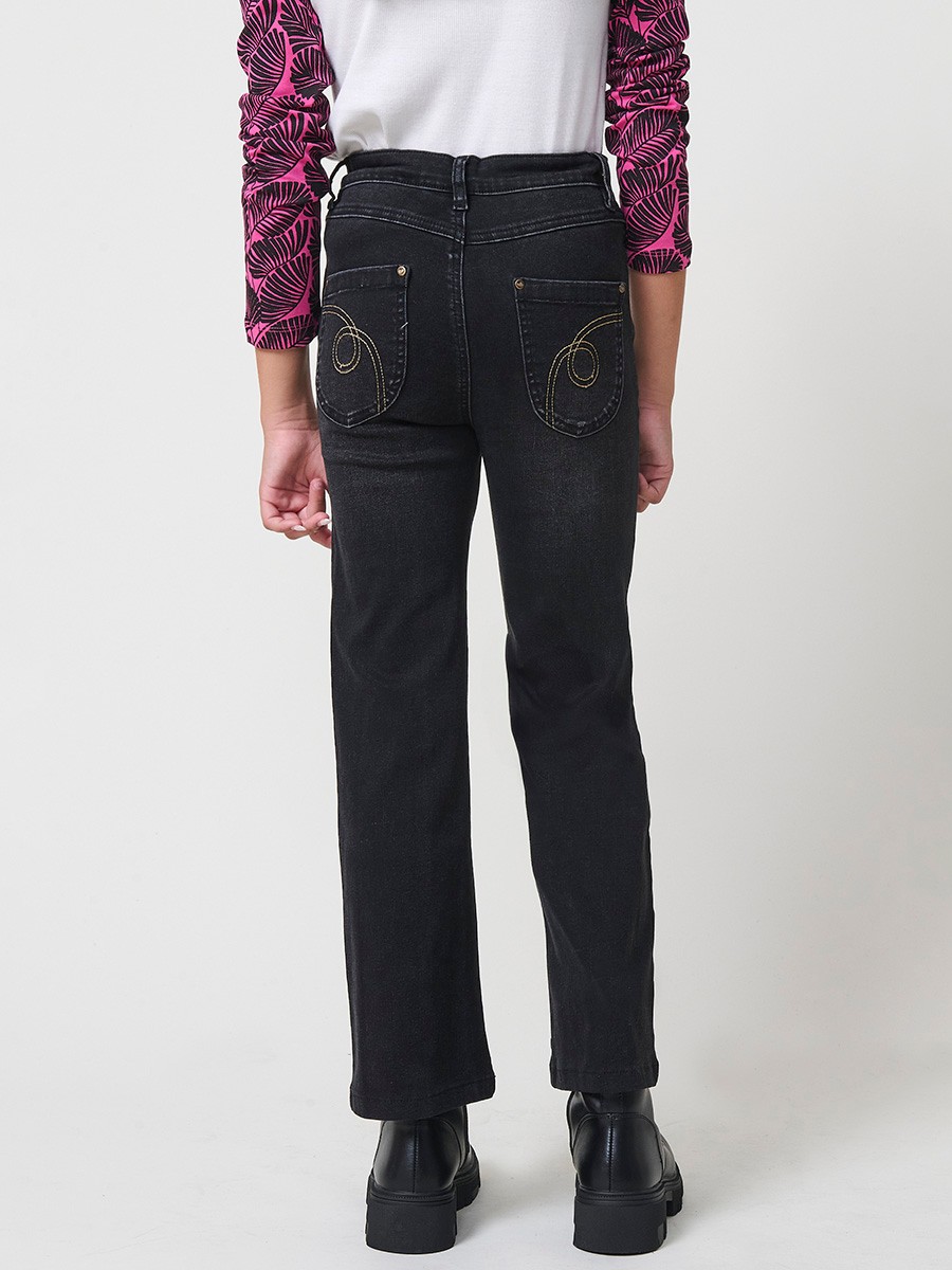 Pantalón de niña en denim elástico color black, pierna recta, cinco bolsillos y cinturilla regulable.