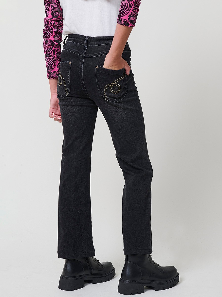 Pantalón de niña en denim elástico color black, pierna recta, cinco bolsillos y cinturilla regulable.