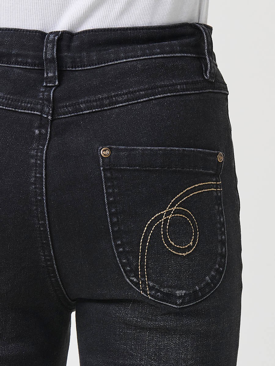 Pantalón de niña en denim elástico color black, pierna recta, cinco bolsillos y cinturilla regulable.