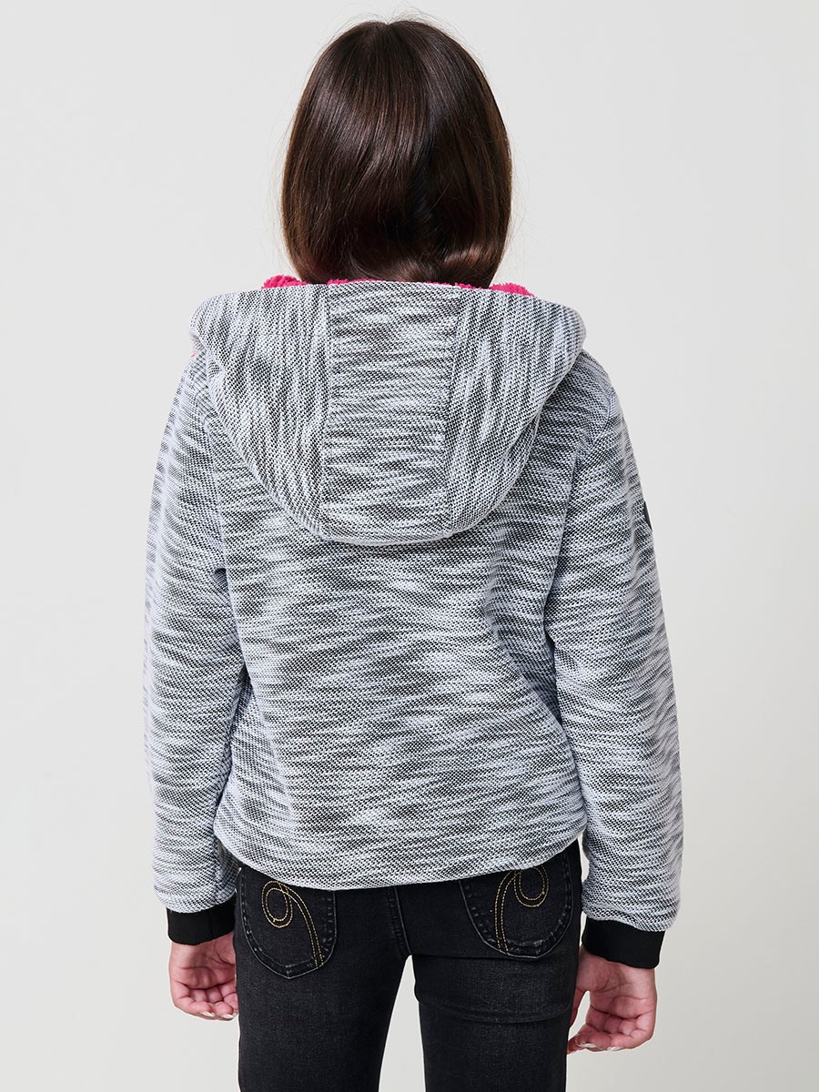Sweat fille en maille noire et blanche, capuche doublée en effet fourrure fuchsia, manches longues et finitions côtelées.