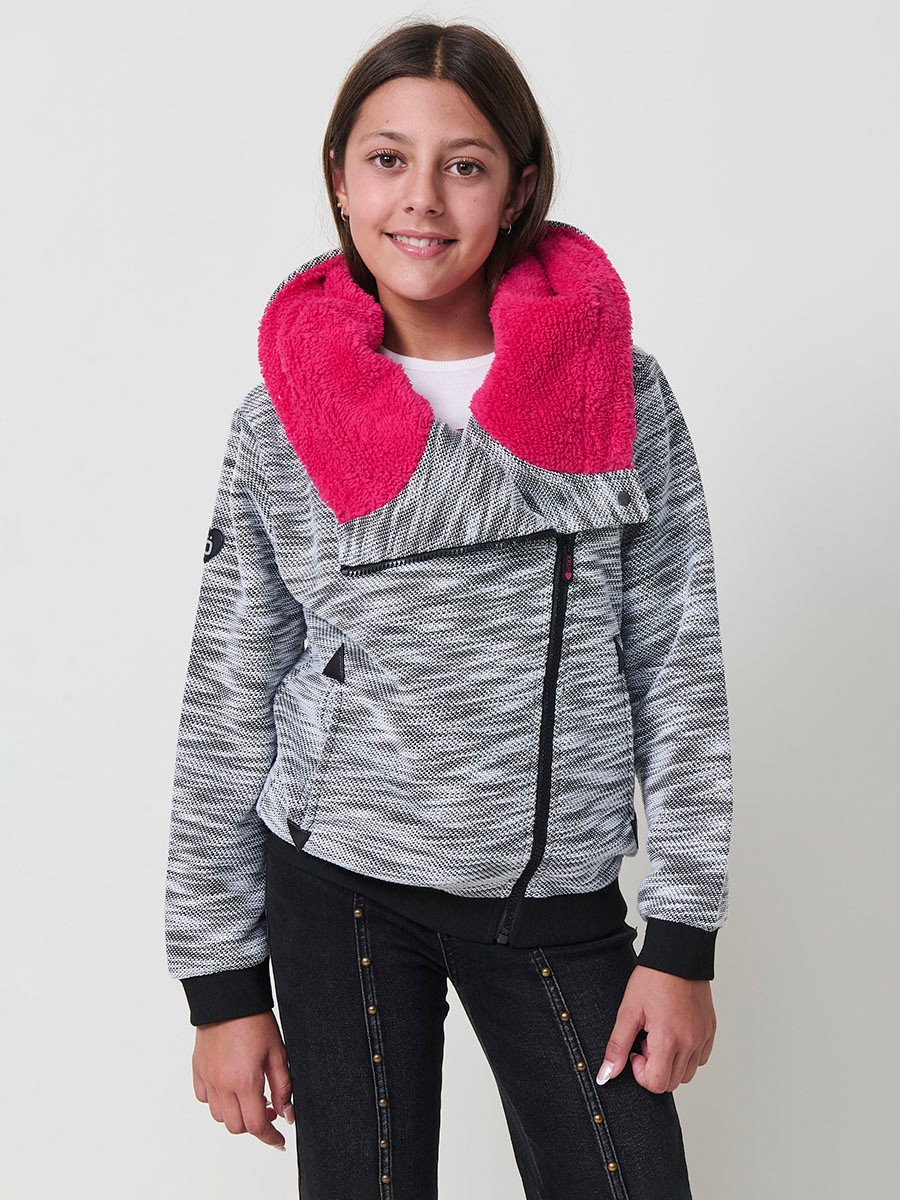 Sweat fille en maille noire et blanche, capuche doublée en effet fourrure fuchsia, manches longues et finitions côtelées.