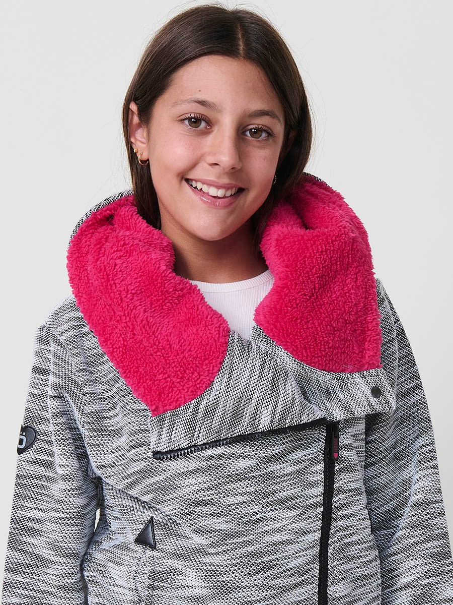 Sweat fille en maille noire et blanche, capuche doublée en effet fourrure fuchsia, manches longues et finitions côtelées.