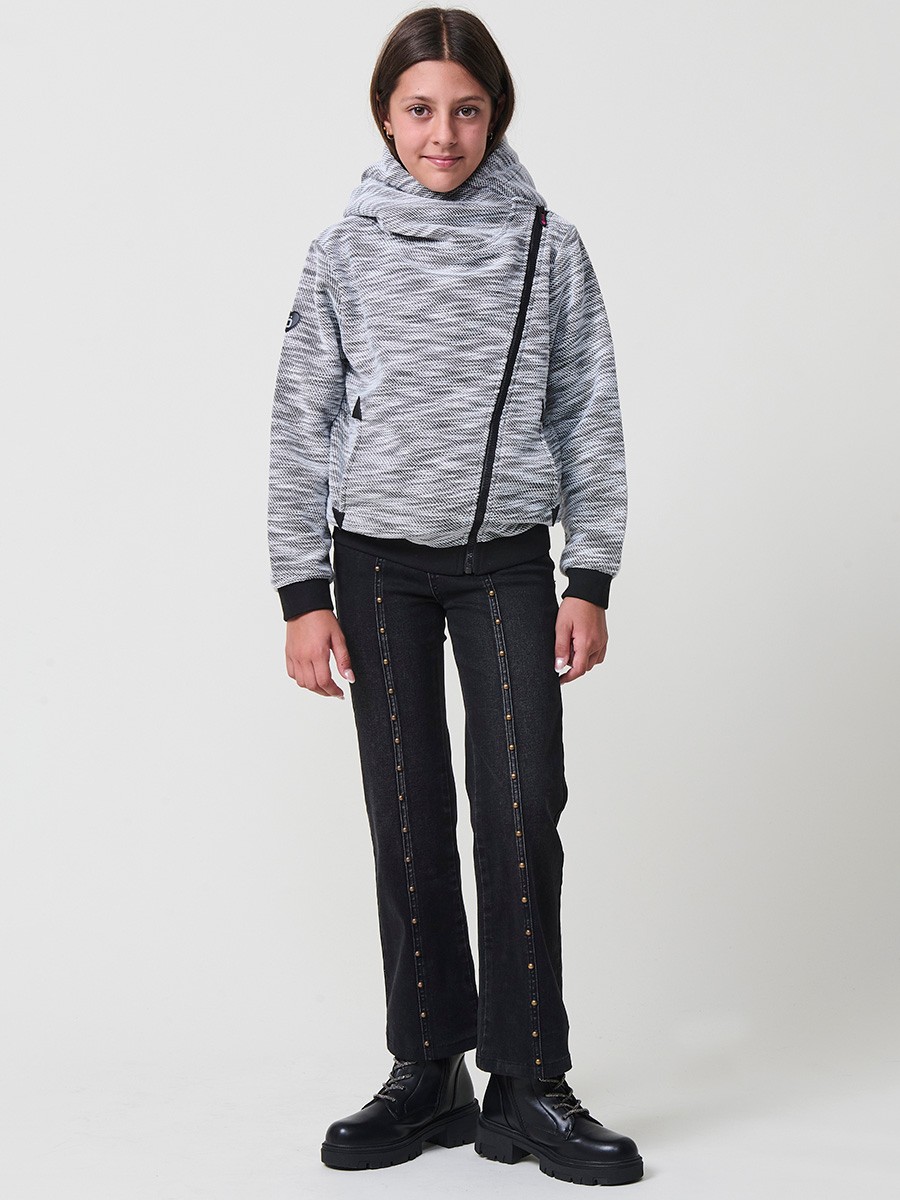Sweat fille en maille noire et blanche, capuche doublée en effet fourrure fuchsia, manches longues et finitions côtelées.