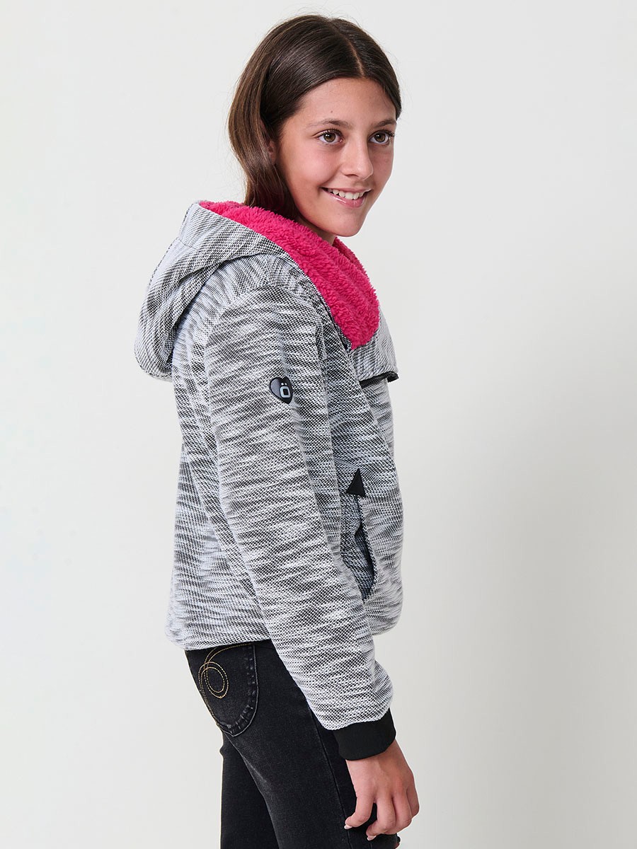 Sweat fille en maille noire et blanche, capuche doublée en effet fourrure fuchsia, manches longues et finitions côtelées.