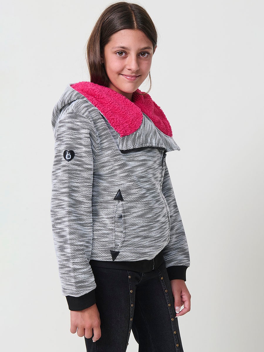 Sweat fille en maille noire et blanche, capuche doublée en effet fourrure fuchsia, manches longues et finitions côtelées.