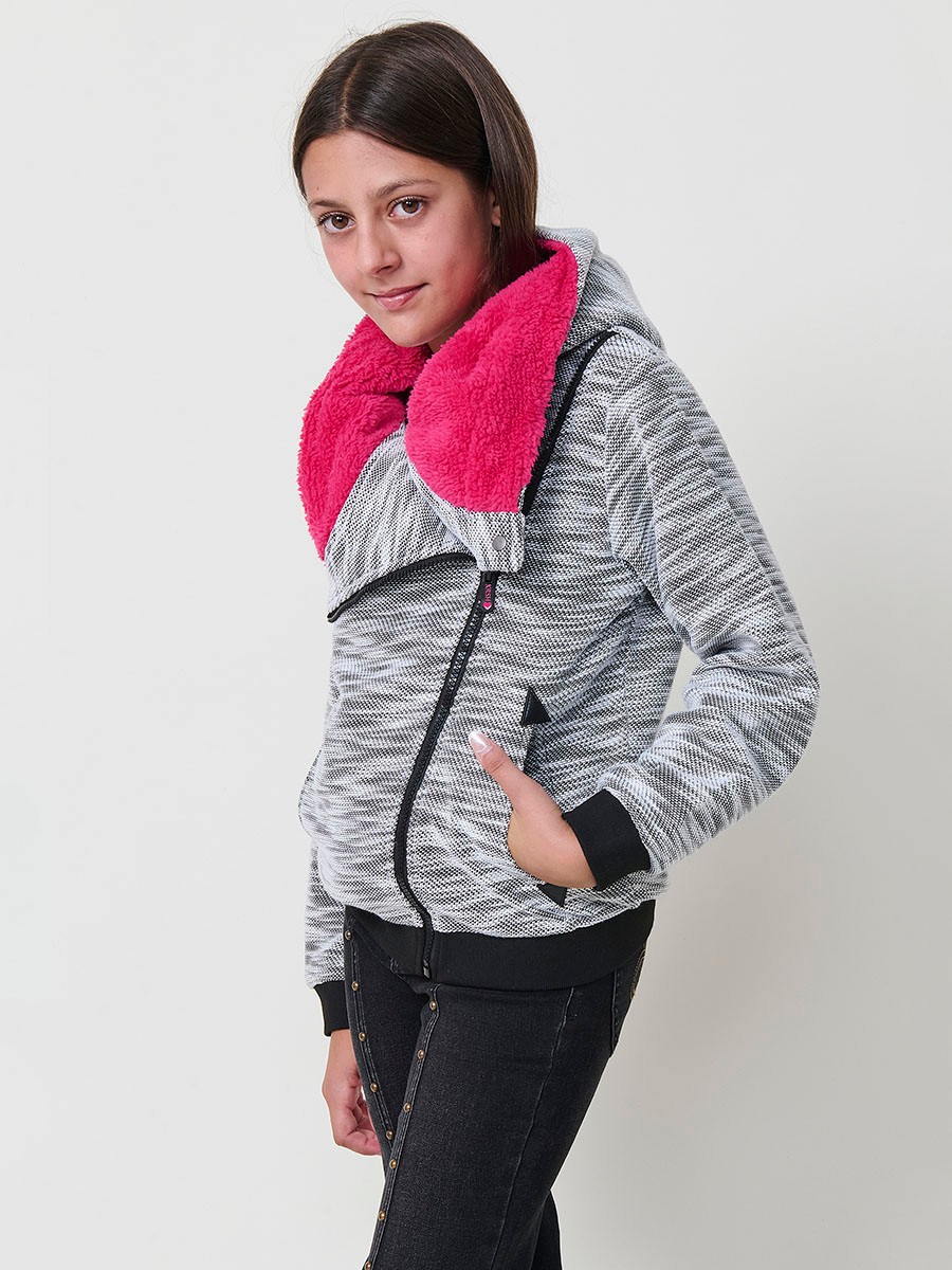 Sweat fille en maille noire et blanche, capuche doublée en effet fourrure fuchsia, manches longues et finitions côtelées.