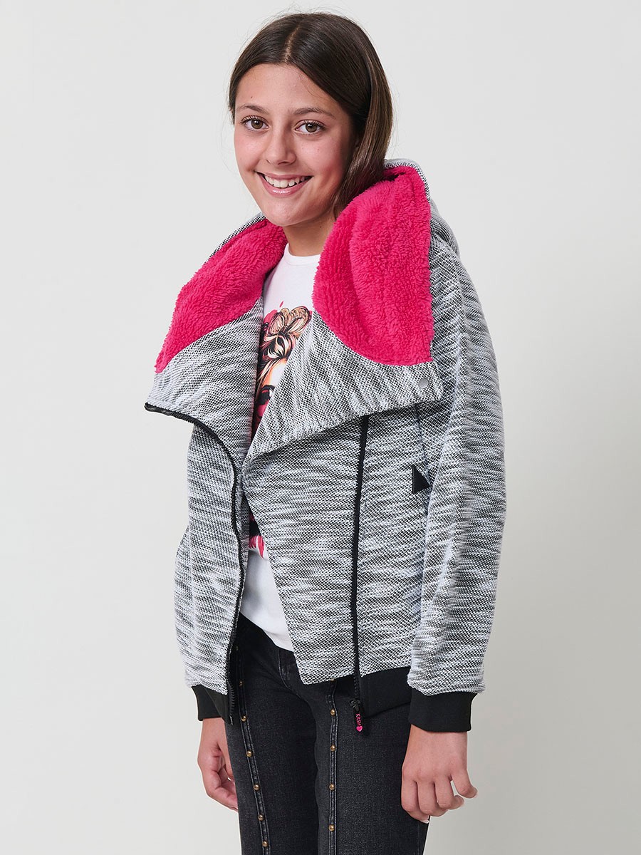 Sweat fille en maille noire et blanche, capuche doublée en effet fourrure fuchsia, manches longues et finitions côtelées.