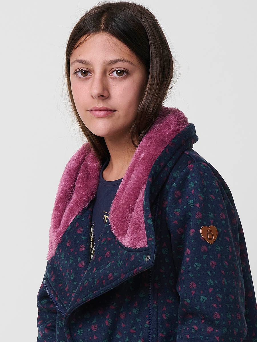 Sweat fille navy en coton élastique avec micro-imprimé coloré et capuche doublée en rose foncé. 1