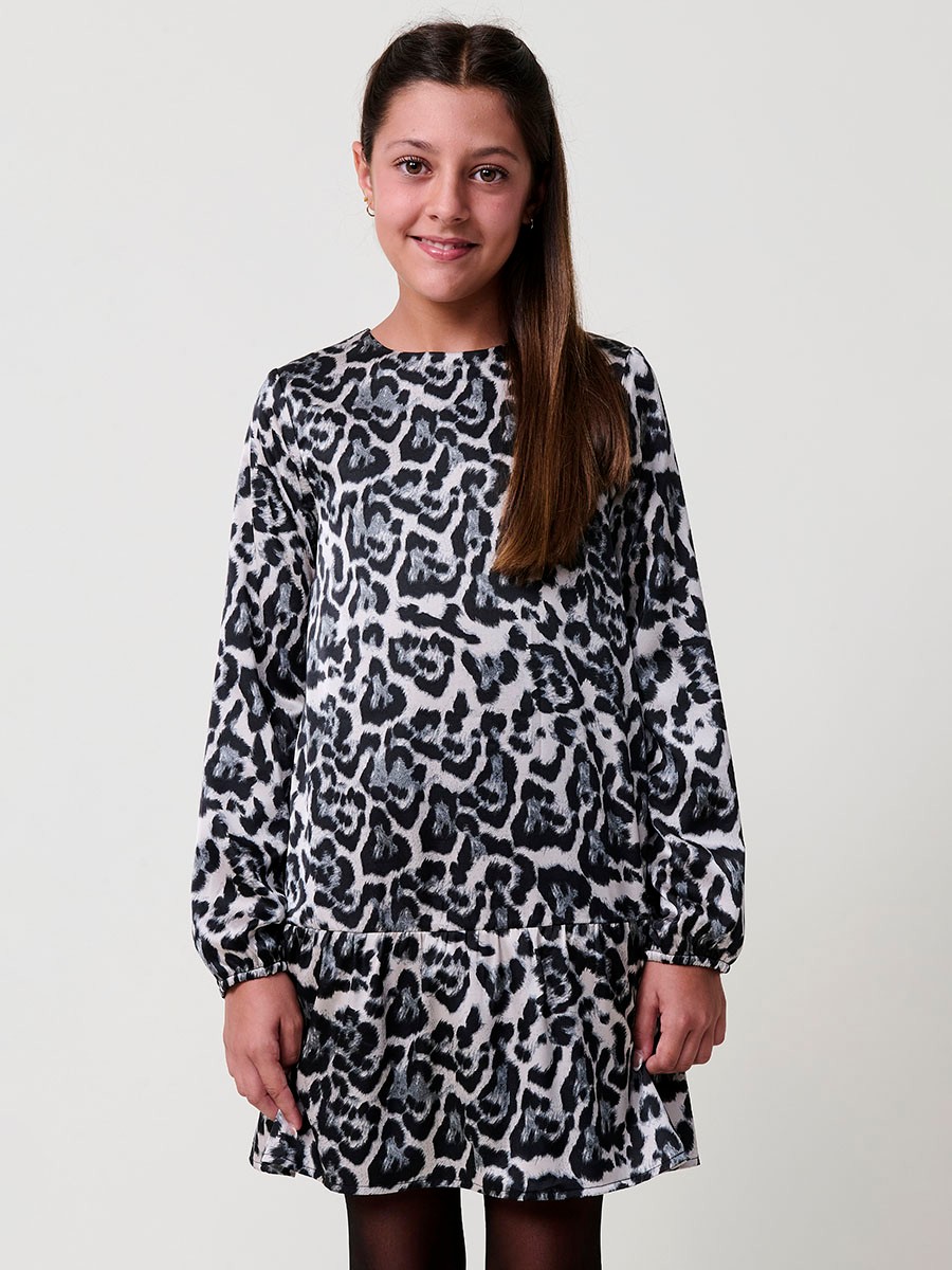 Robe fille en satin imprimé animal tons noirs, col rond et manches longues bouffantes avec poignets élastiqués.