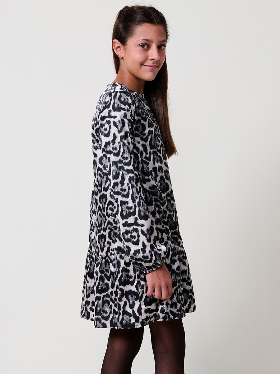 Robe fille en satin imprimé animal tons noirs, col rond et manches longues bouffantes avec poignets élastiqués.