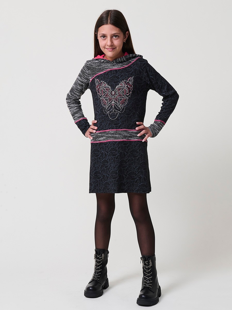 Robe fille en maille élastique noire, manches longues, capuche et broderie papillon avec fil métallisé et clous décoratifs.