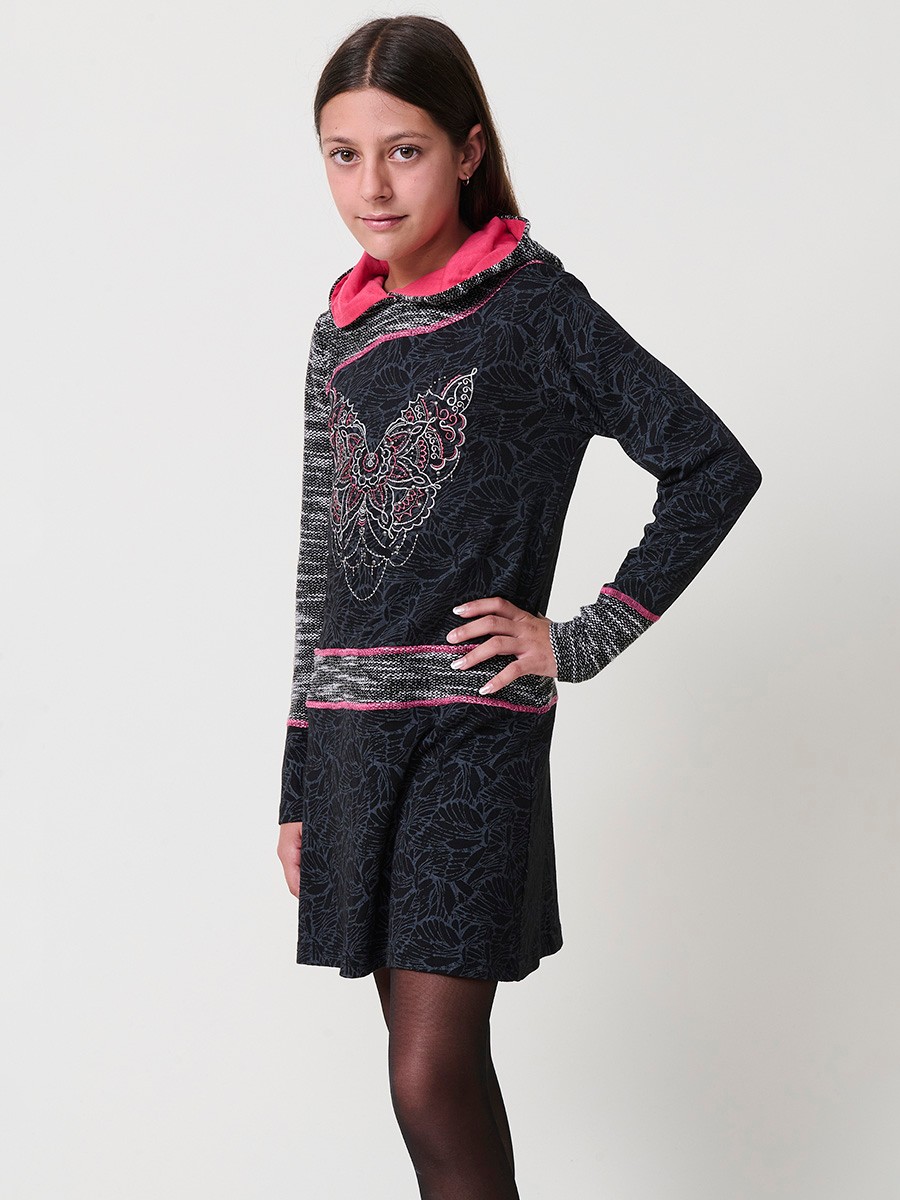 Robe fille en maille élastique noire, manches longues, capuche et broderie papillon avec fil métallisé et clous décoratifs.