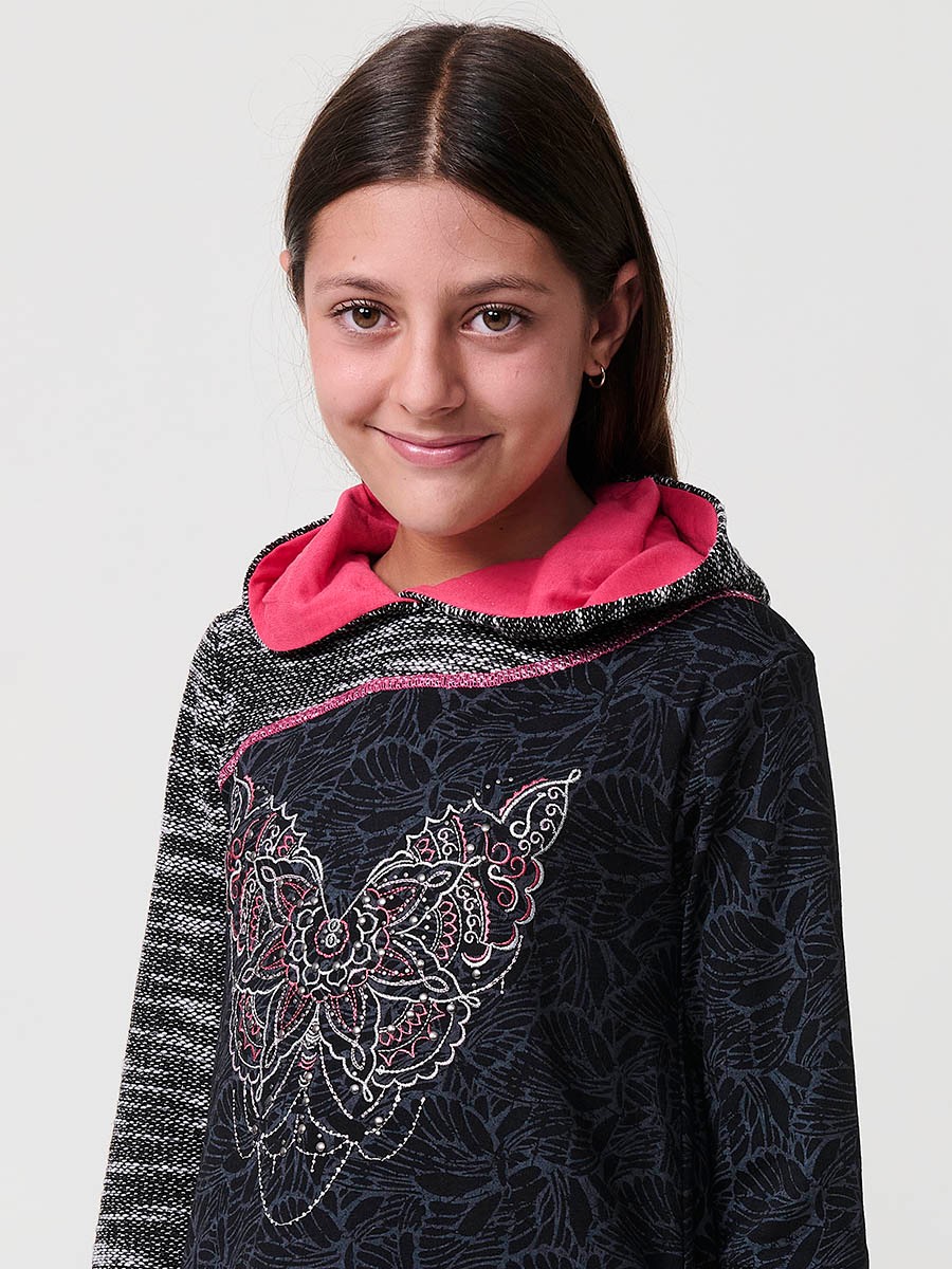 Robe fille en maille élastique noire, manches longues, capuche et broderie papillon avec fil métallisé et clous décoratifs.