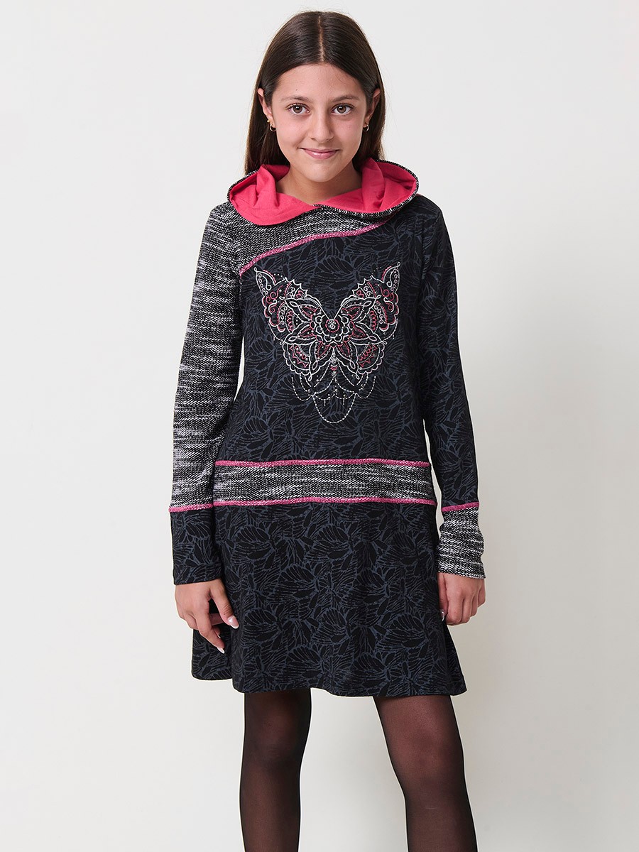 Robe fille en maille élastique noire, manches longues, capuche et broderie papillon avec fil métallisé et clous décoratifs.