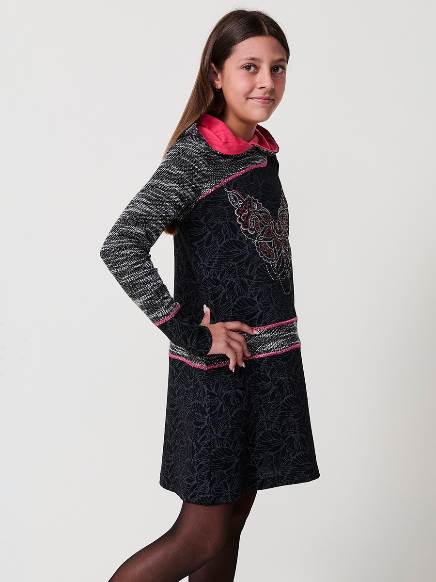 Robe fille en maille élastique noire, manches longues, capuche et broderie papillon avec fil métallisé et clous décoratifs.