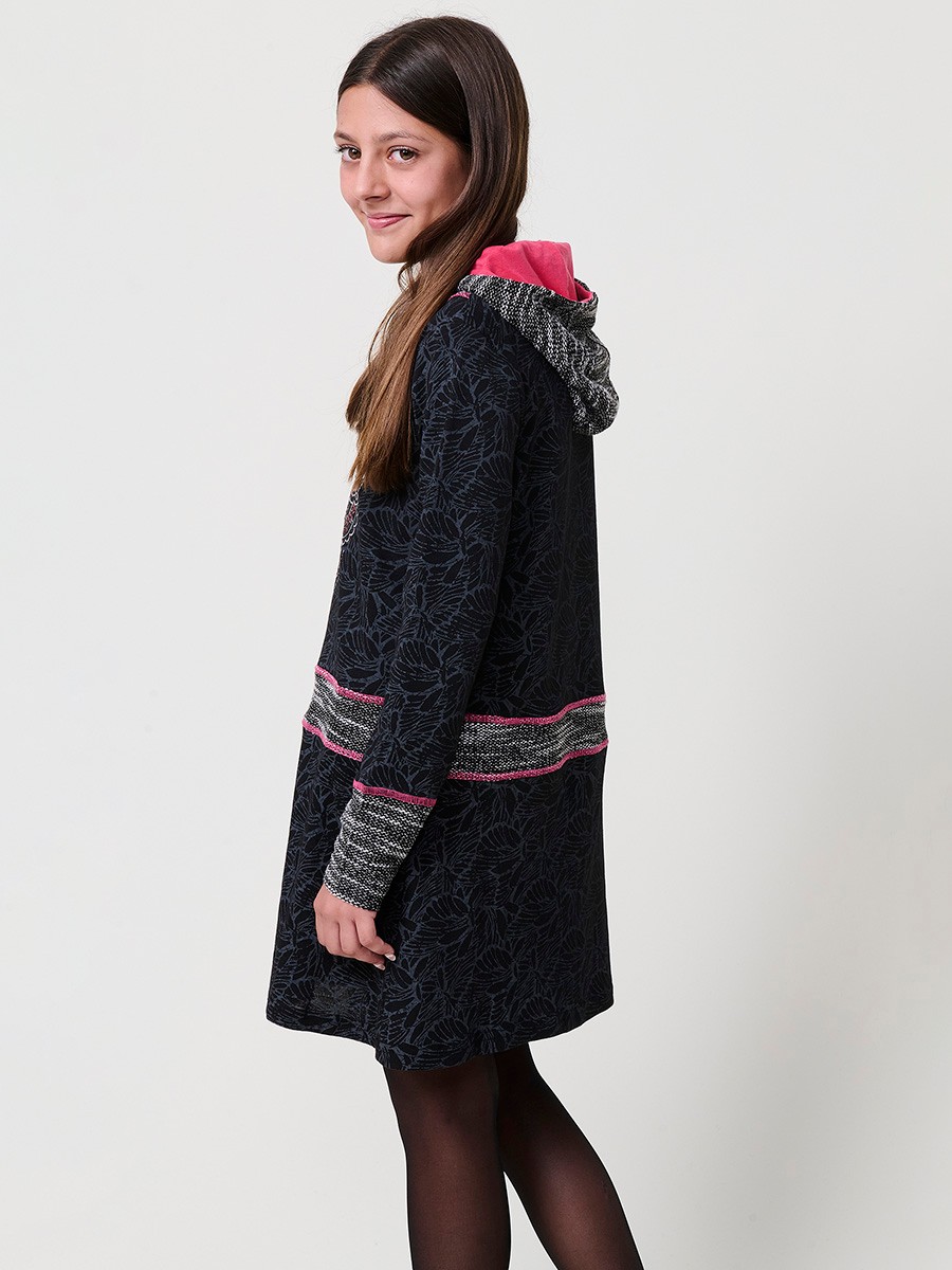 Robe fille en maille élastique noire, manches longues, capuche et broderie papillon avec fil métallisé et clous décoratifs.