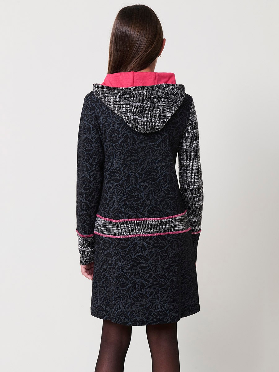 Robe fille en maille élastique noire, manches longues, capuche et broderie papillon avec fil métallisé et clous décoratifs.
