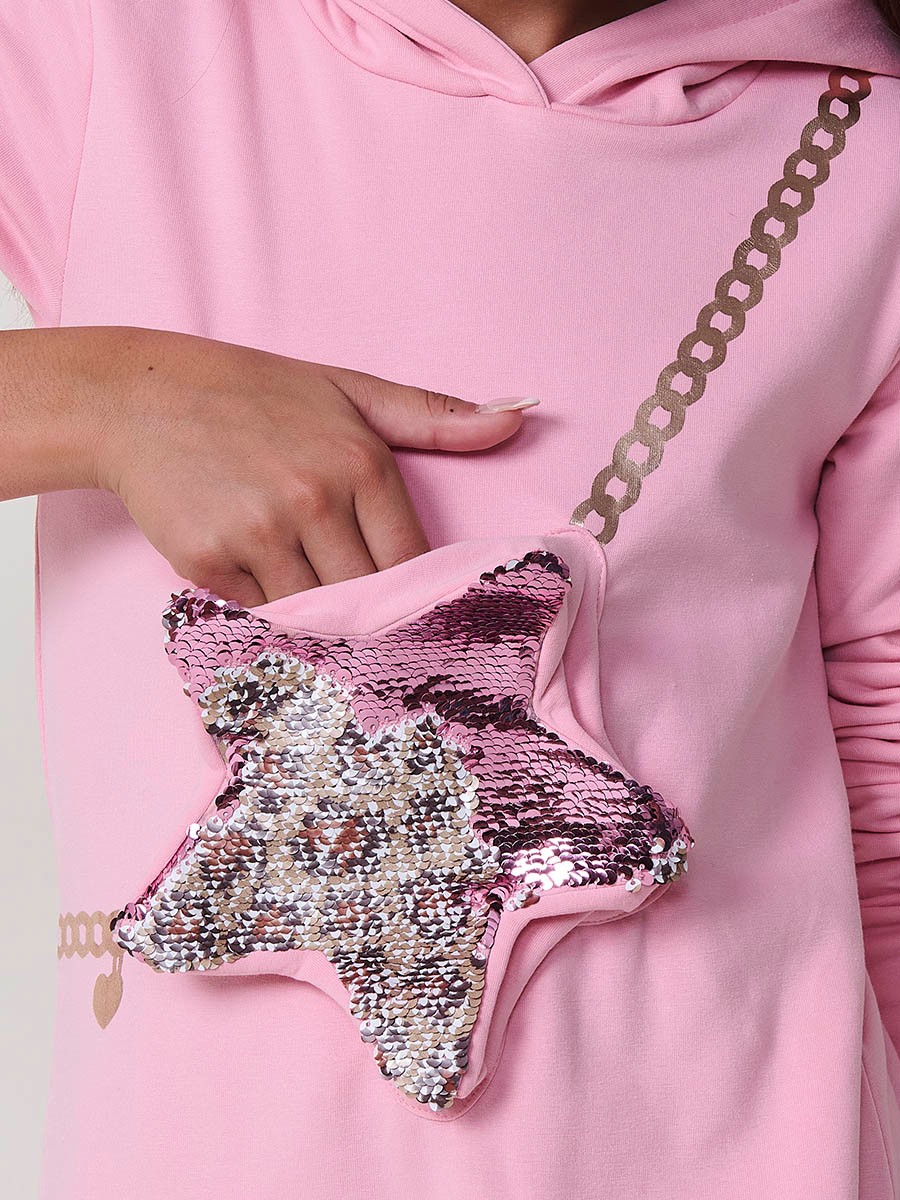 Girls’ pink elastic knit dress with long sleeves, hood and fixed reversible sequin star bag. 100% polyester, fun, modern and comfortable.