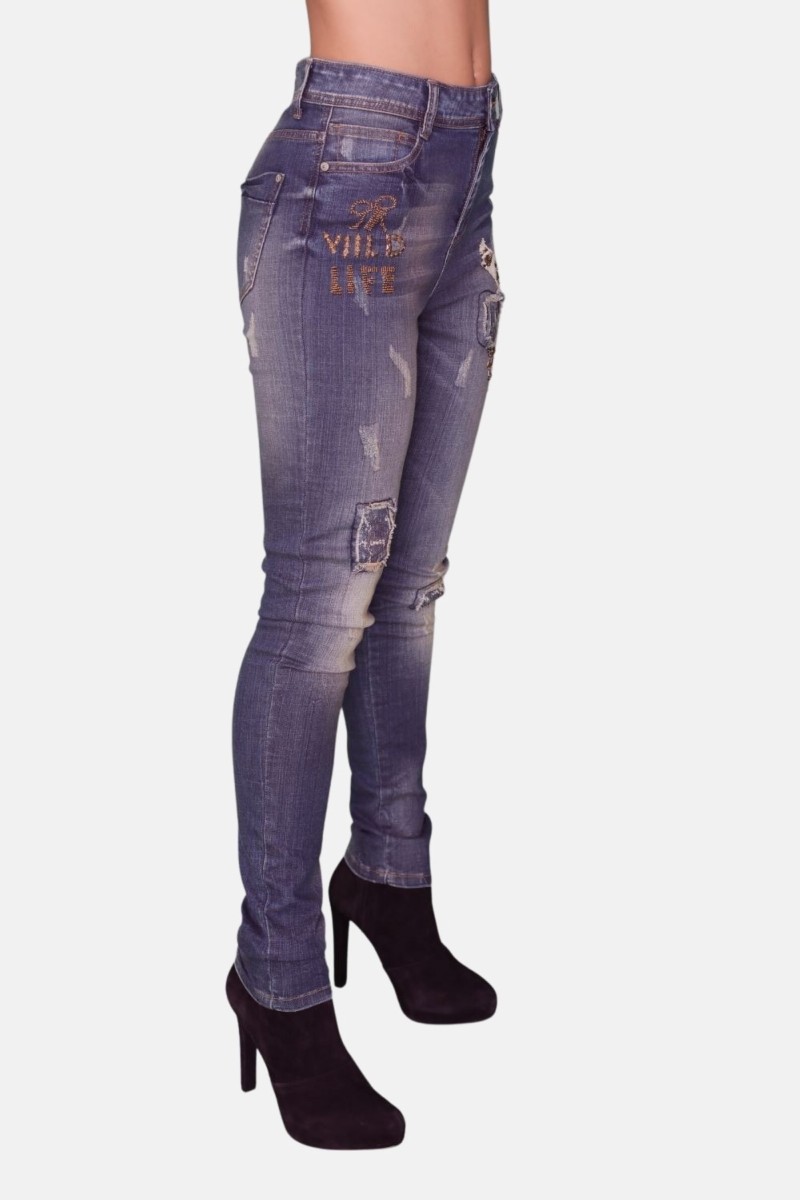 Pantalón denim slim con abalorios 2